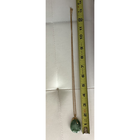 Crown TRIFARI Carved Green Lucite Pendant Necklace & Clip On Earrings Vintage - Picture 11 of 14